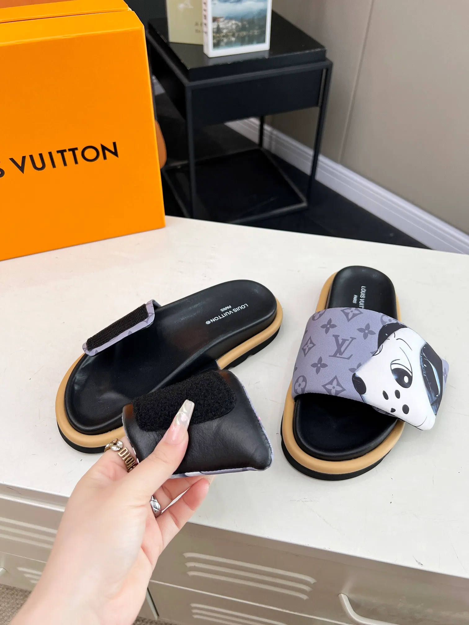 👟👟Ex-factory price 360👟👟 lv donkey brand l home 2024 hot style embossed logo embossed sandals This ol low comfort flat sandals are made of technical fabrics and use high-frequency embossing technology to reinterpret the monogram pattern. Soft padded upper with adjustable Velcro, comfortable and tough insole adds harmonious color ▪️Fabric: Original customized technical fabric ▪️Lining: soft sheepskin lining ▪️Sole: Original open-molded rubber foam outsole Color: .yellow.black▪️